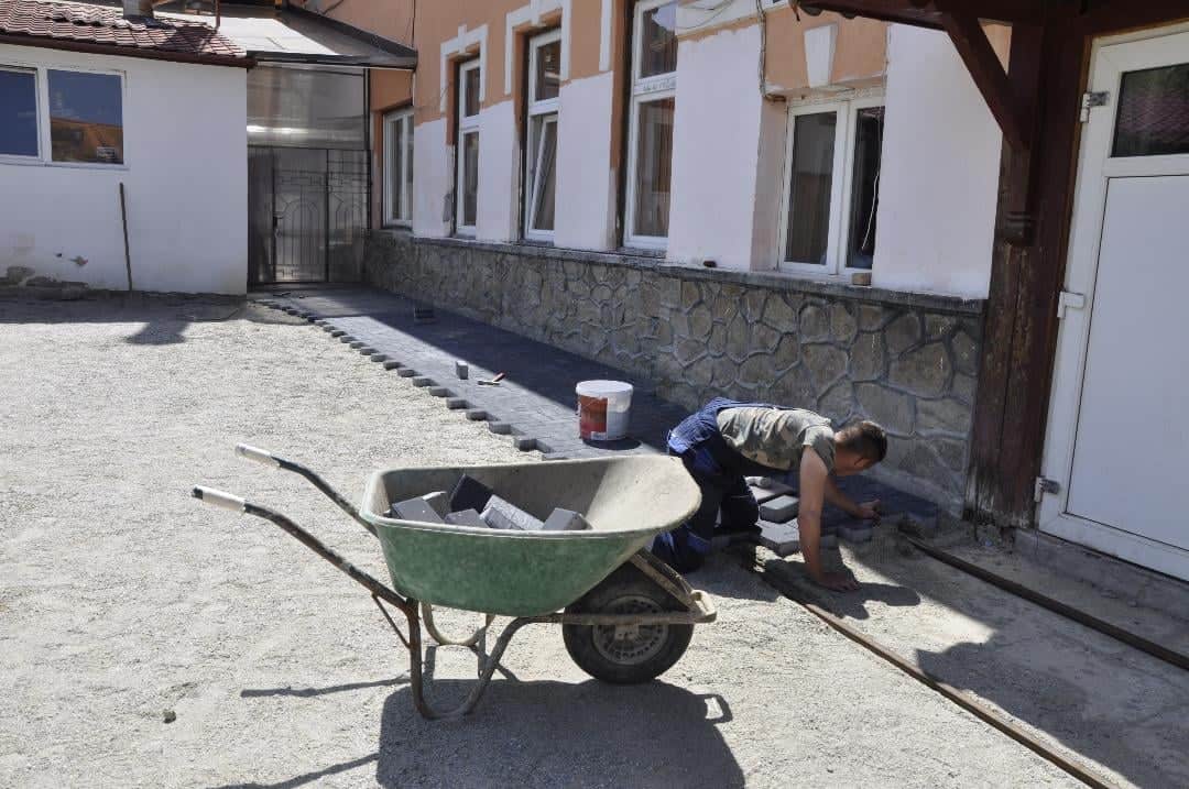 Curtea școlii din Rășinari, modernizată - Se pun pavele curtea școlii din rășinari, modernizată - se pun pavele