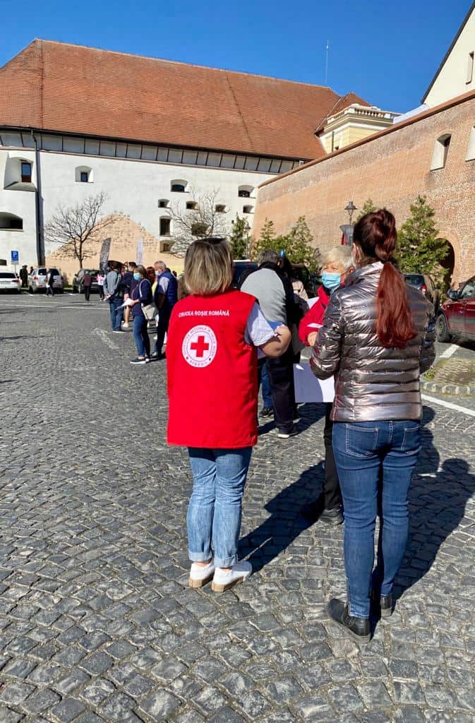 foto: sute de persoane s-au vaccinat în primele ore la summitul muzical de la sibiu