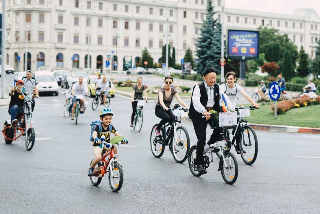 FOTO VIDEO - Imaginile weekend-ului la Sibiu. Sute de oameni au pedalat prin oraș la ''Biciclete Cochete'' foto video - imaginile weekend-ului la sibiu. sute de oameni au pedalat prin oraș la ''biciclete cochete''