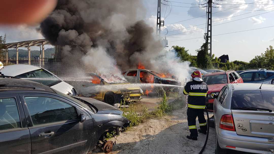 foto: incendiu într-un parc auto din mediaș - focul a pornit de la un flex
