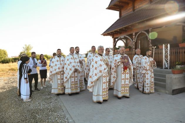 foto biserica din cartierul arhitecţilor din cisnădie a fost sfinţită