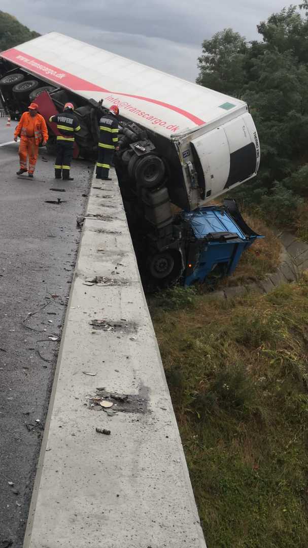 foto: tir înfipt în parapet pe autostradă la cristian