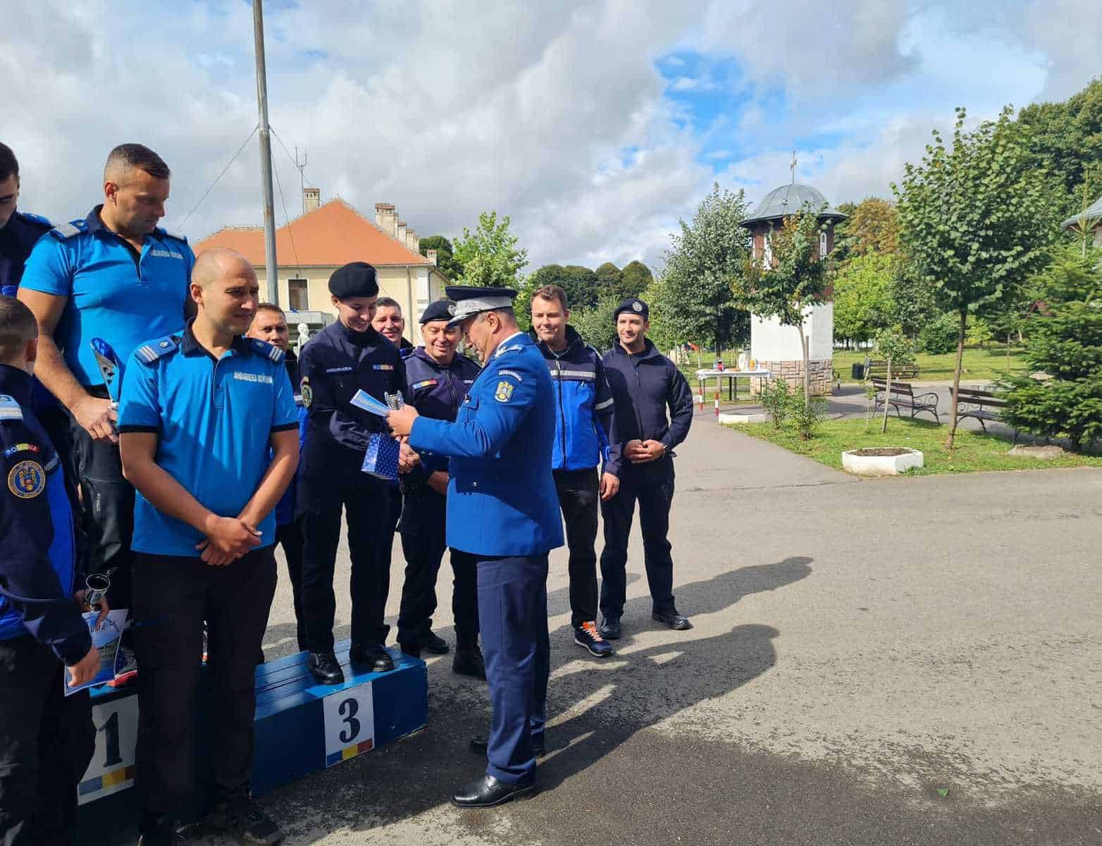 FOTO: Jandarmii sibieni au alergat la Crosul Jandarmeriei Montane Brașov - Au luat locul trei foto: jandarmii sibieni au alergat la crosul jandarmeriei montane brașov - au luat locul trei