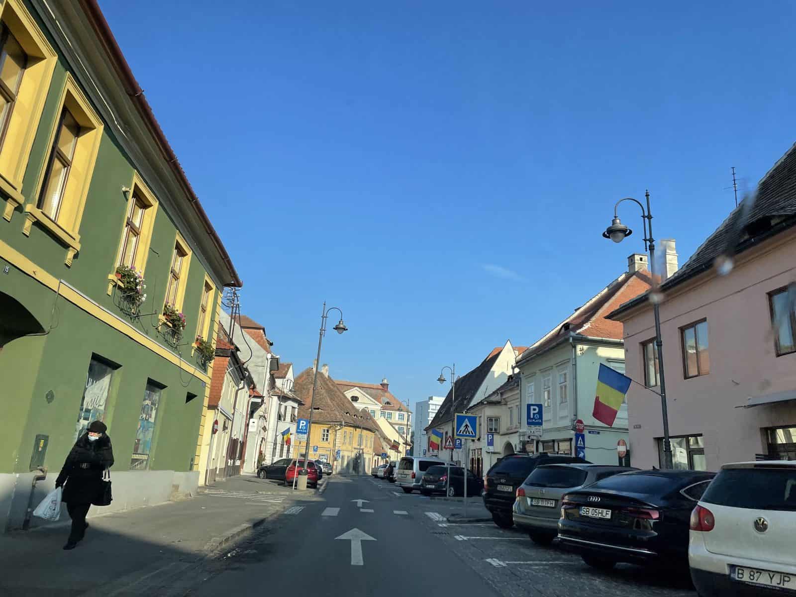 foto: pregătiri pentru ziua națională - peste 5.000 de steaguri tricolore flutură în sibiu