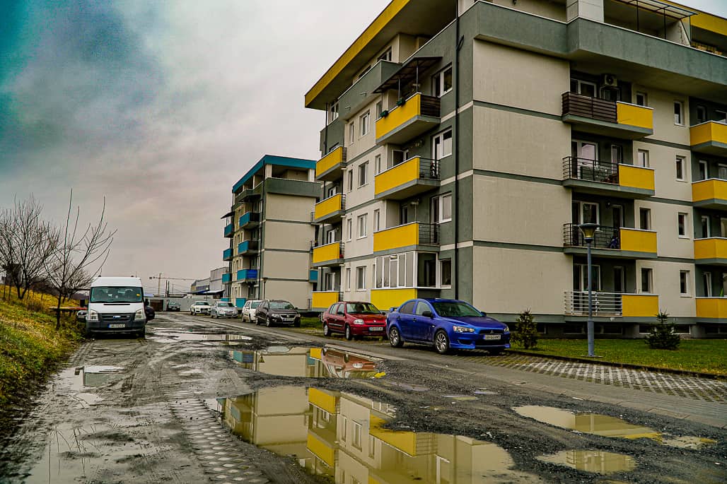 video foto strada măslinului din sibiu arată ca după război - craterele din șosea ”rup” mașinile locuitorilor