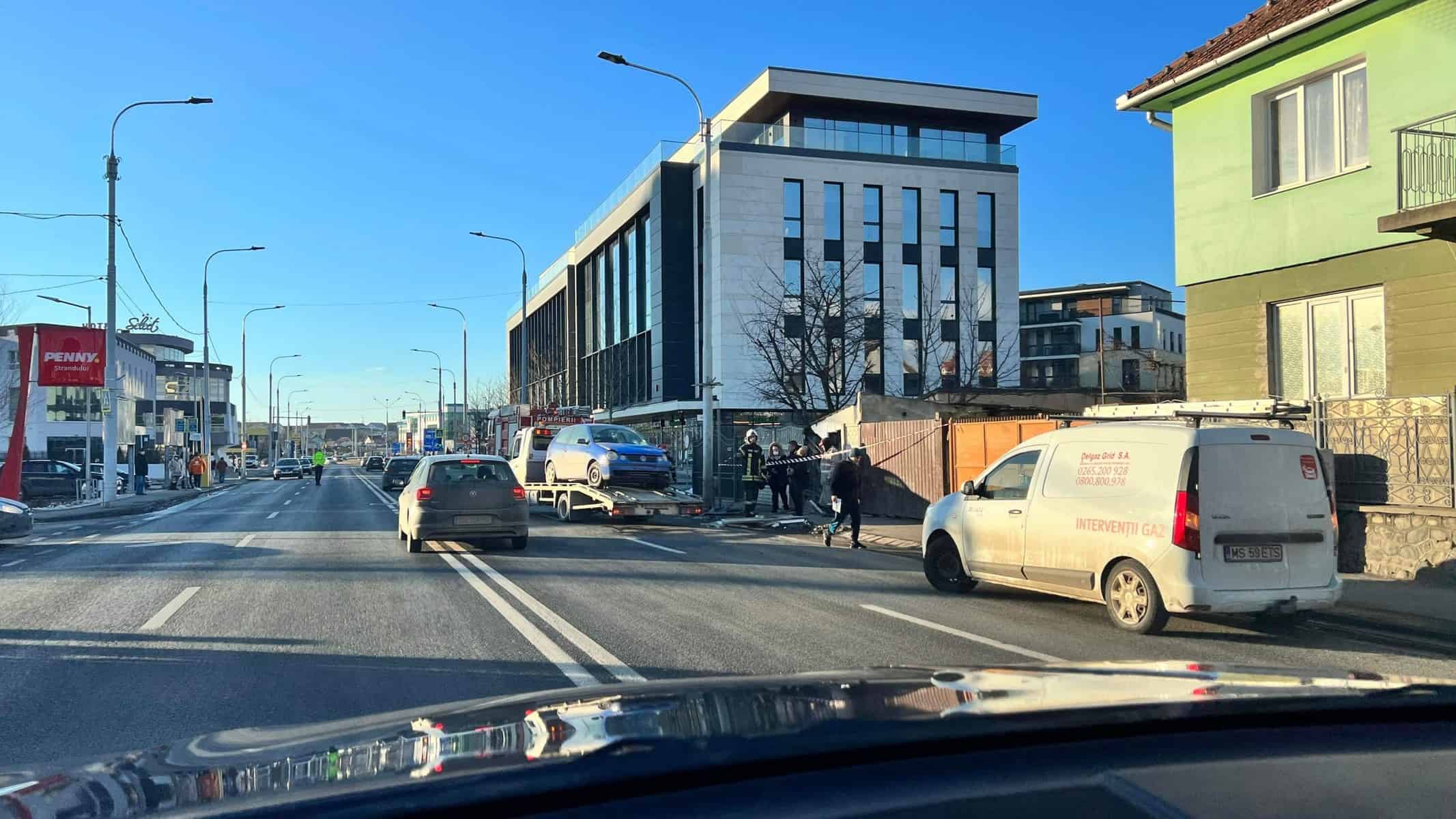 o mașină a intrat într-o țeavă de gaz în zona șoseaua alba iulia