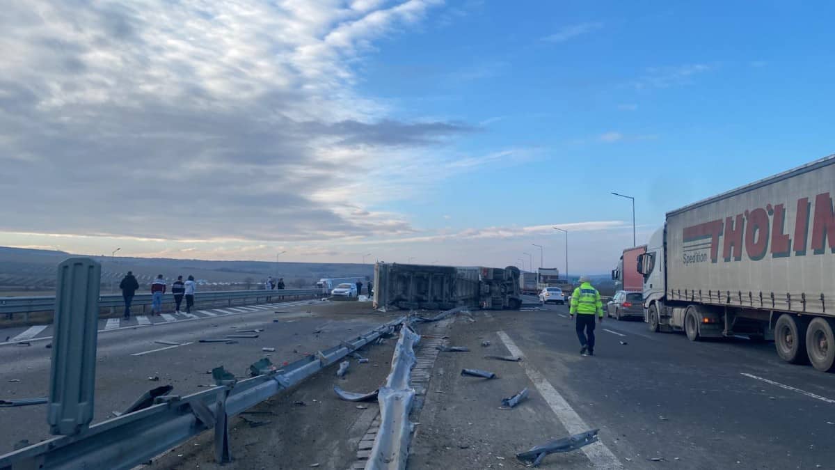 update foto: tir răsturnat pe autostradă la miercurea sibiului - șoferul a decedat
