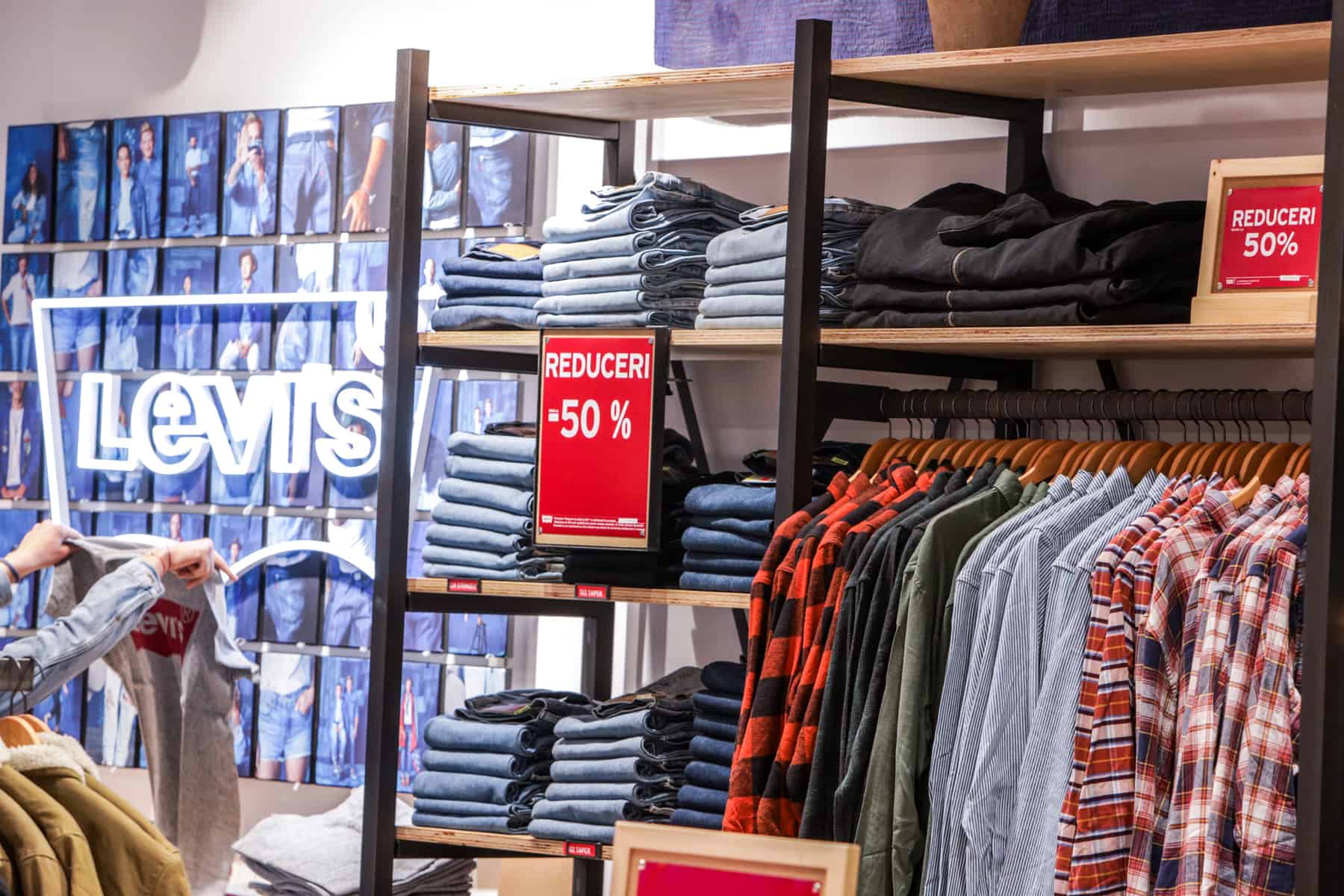 promenada sibiu dezgheață reducerile cu discounturi de până la 70%, premii instant și o tombolă ideală pentru pasionații de sporturi de iarnă
