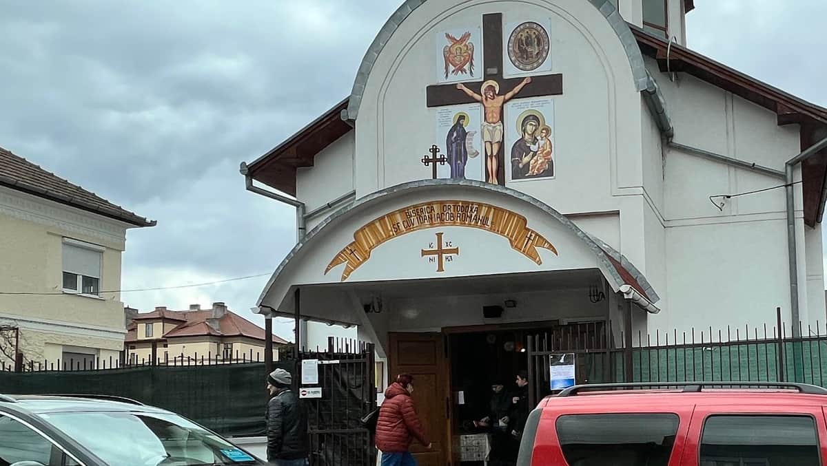 foto: icoana maicii domnului, adusă din ucraina la sibiu - zeci de oameni se roagă pentru o minune