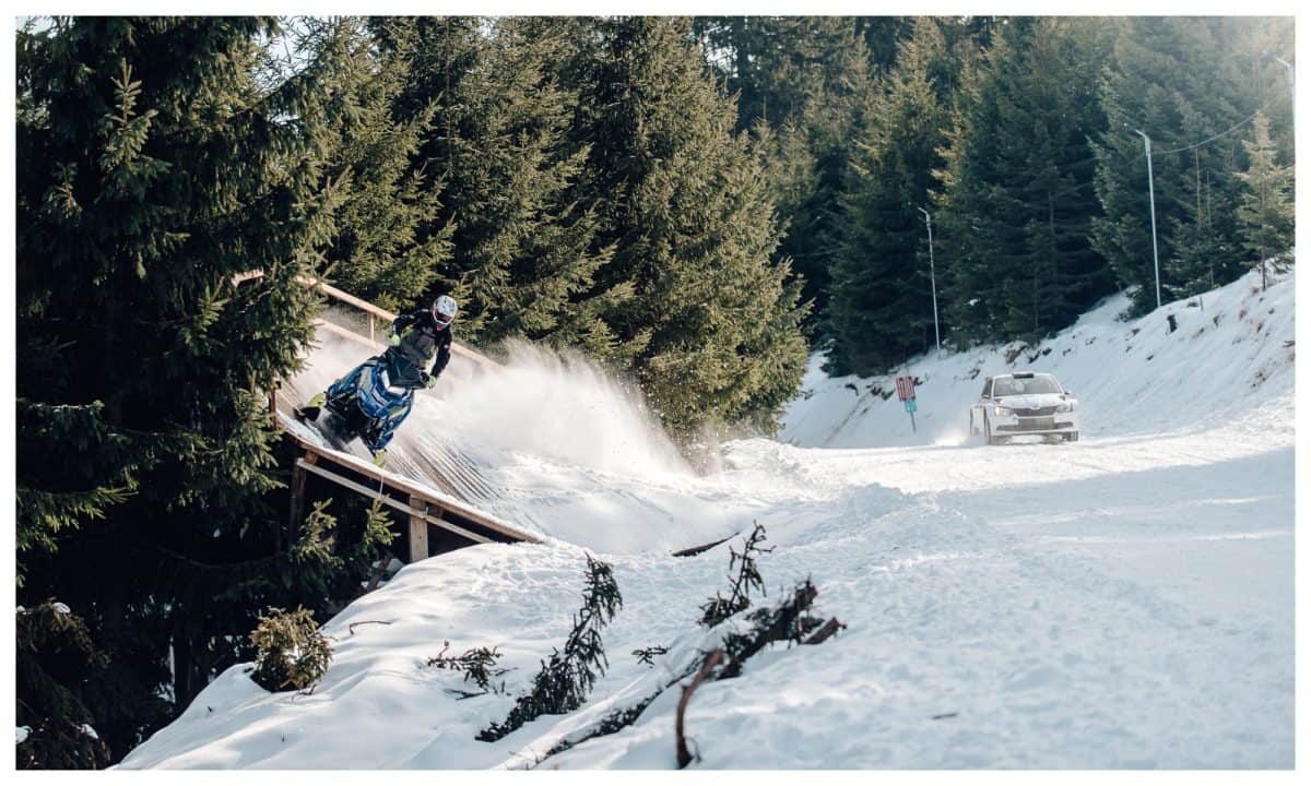 cursă inedită la păltiniş - o maşină de curse se întrece cu un snowmobil