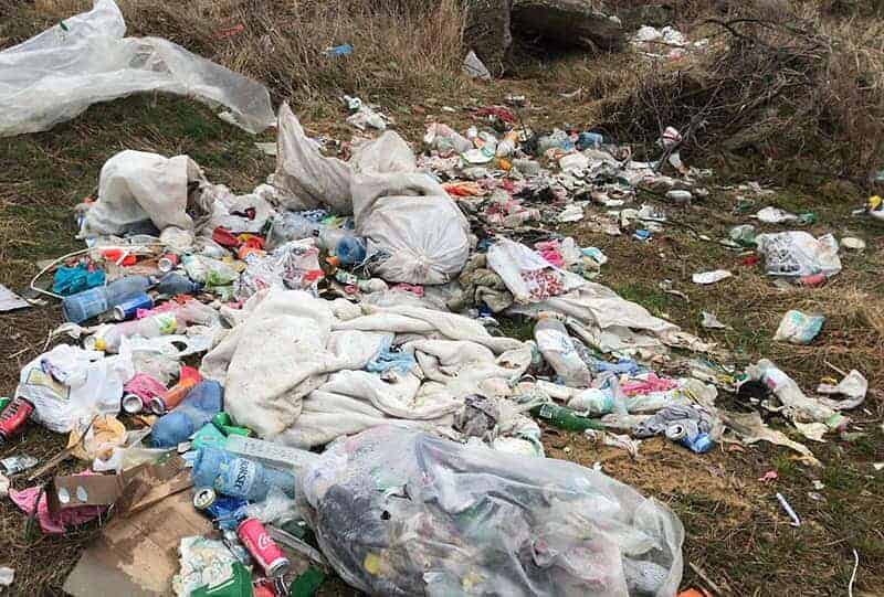 foto un bărbat din bradu a aruncat gunoiul pe malul oltului - poliția l-a amendat