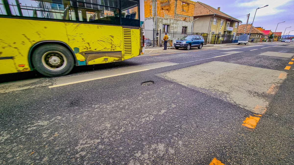 foto: gropi în asflat pe mai multe străzi din sibiu - „mi-am spart jantele mașinii în ele”
