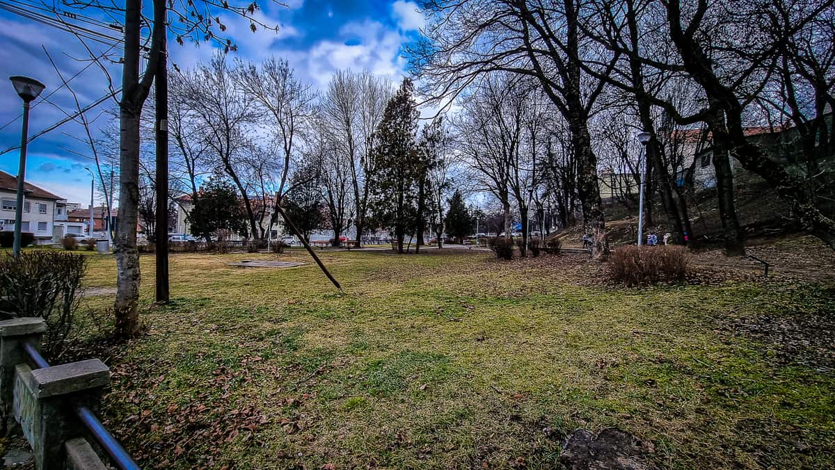 foto parcul de pe șoseaua alba iulia, într-o stare jalnică. primăria: ”reabilitarea necesită demersuri speciale”