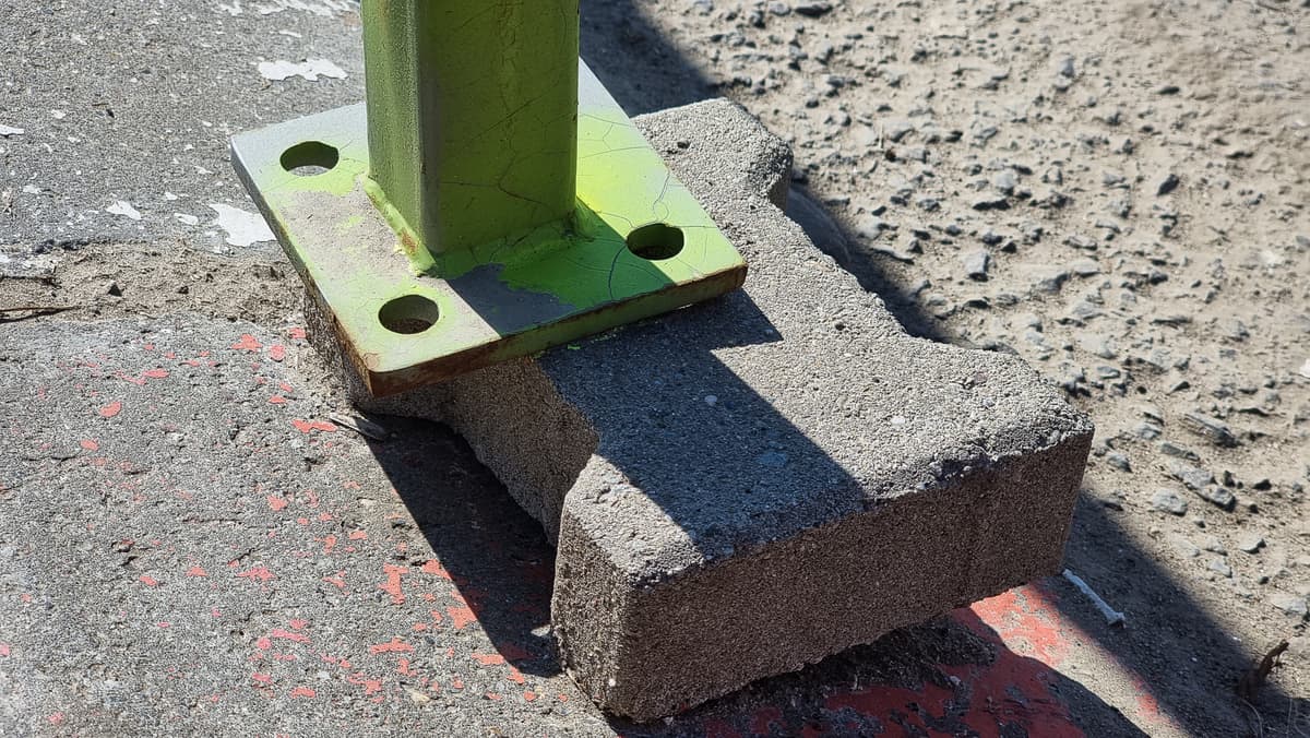 foto trecere de pietoni reconfigurată pe rahovei - „dorel” a uitat de rampa pentru cărucioare