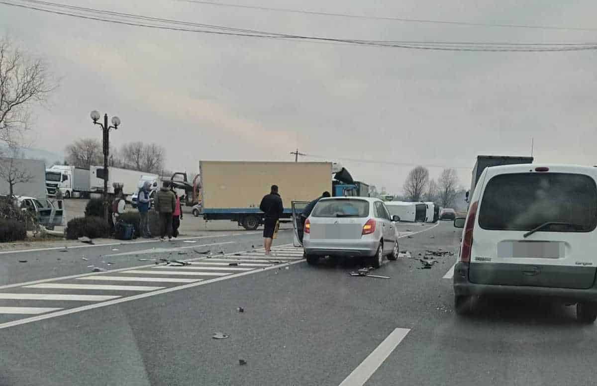 foto: accident cu trei mașini pe dn1 la avrig - șoferiță de 20 de ani, rănită