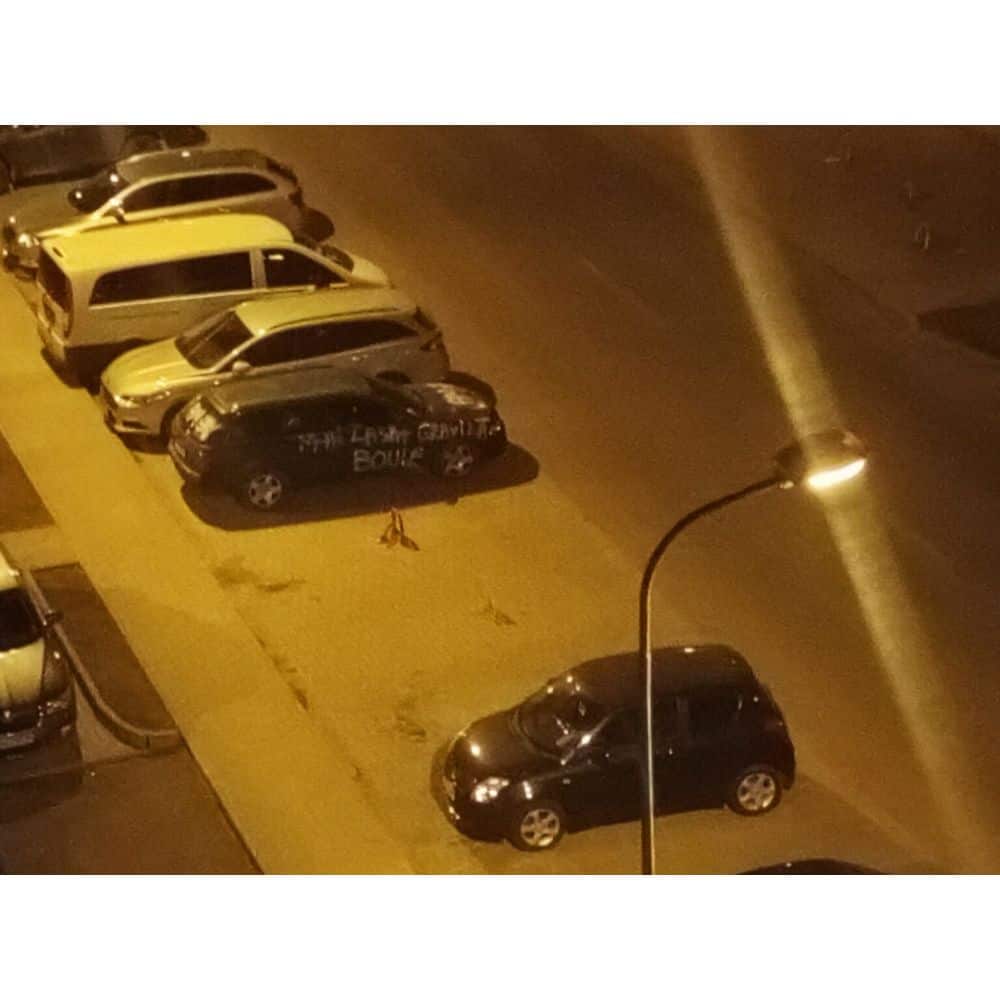 foto: un bărbat a aflat că a devenit tată într-un mod inedit - femeia i-a scris pe mașină cu vopsea: “m-ai lăsat gravidă, boule!”
