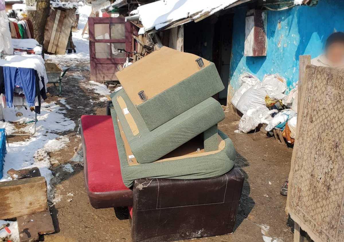 FOTO: Trei copilași din Colun au rămas fără locuință - Casa lor a ars într-un incendiu - Îi puteți ajuta foto: trei copilași din colun au rămas fără locuință - casa lor a ars într-un incendiu - îi puteți ajuta