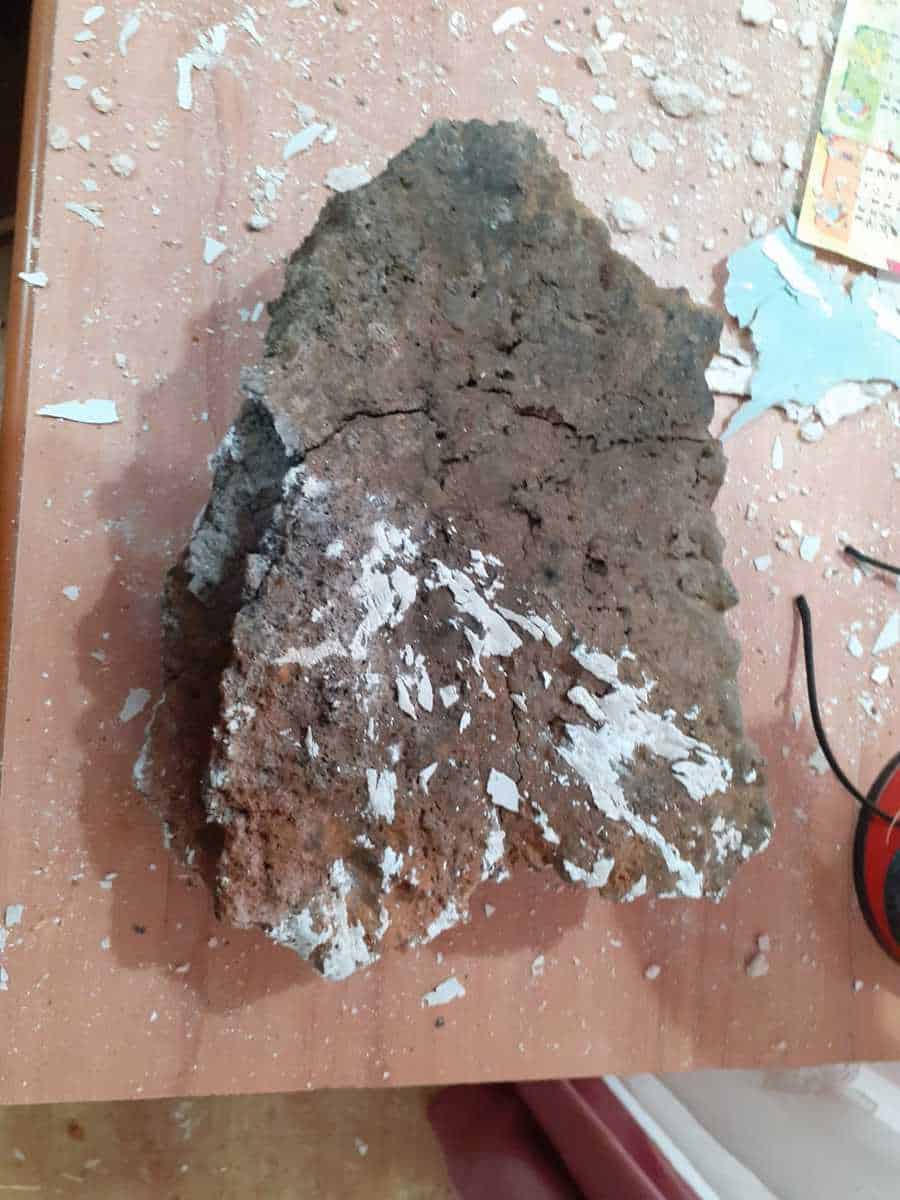 foto: casă din deva, distrusă de un bolovan misterios de 50 kilograme