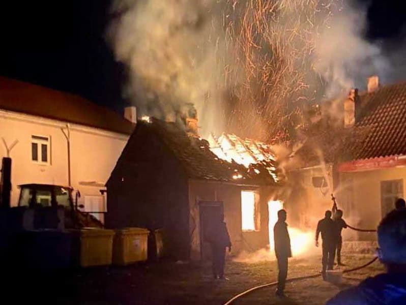 incendiu la o clădire dezafectată din alțâna - pericol de extindere la poșta din localitate