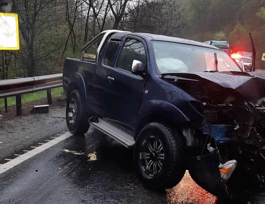 foto: accident cu două mașini pe hula bradului