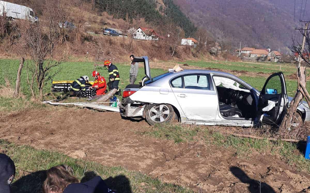 update: accident mortal pe valea oltului - o mașină a intrat în stâlp
