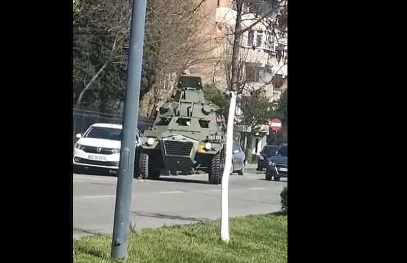 video mașină lovită de un blindat pe străzile din râmnicu vâlcea - șoferul va fi amendat