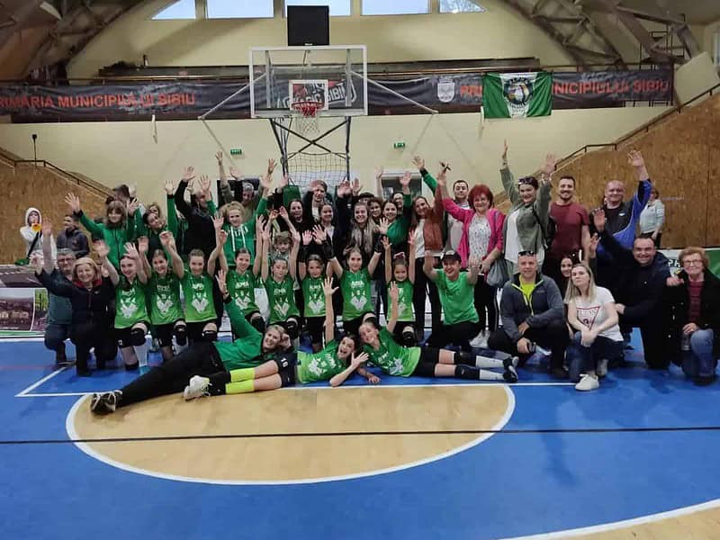 prima echipă din sibiu care s-a calificat la turneul final de minivolei - „trebuie investit în sport, nu sunt suficiente săli în sibiu”
