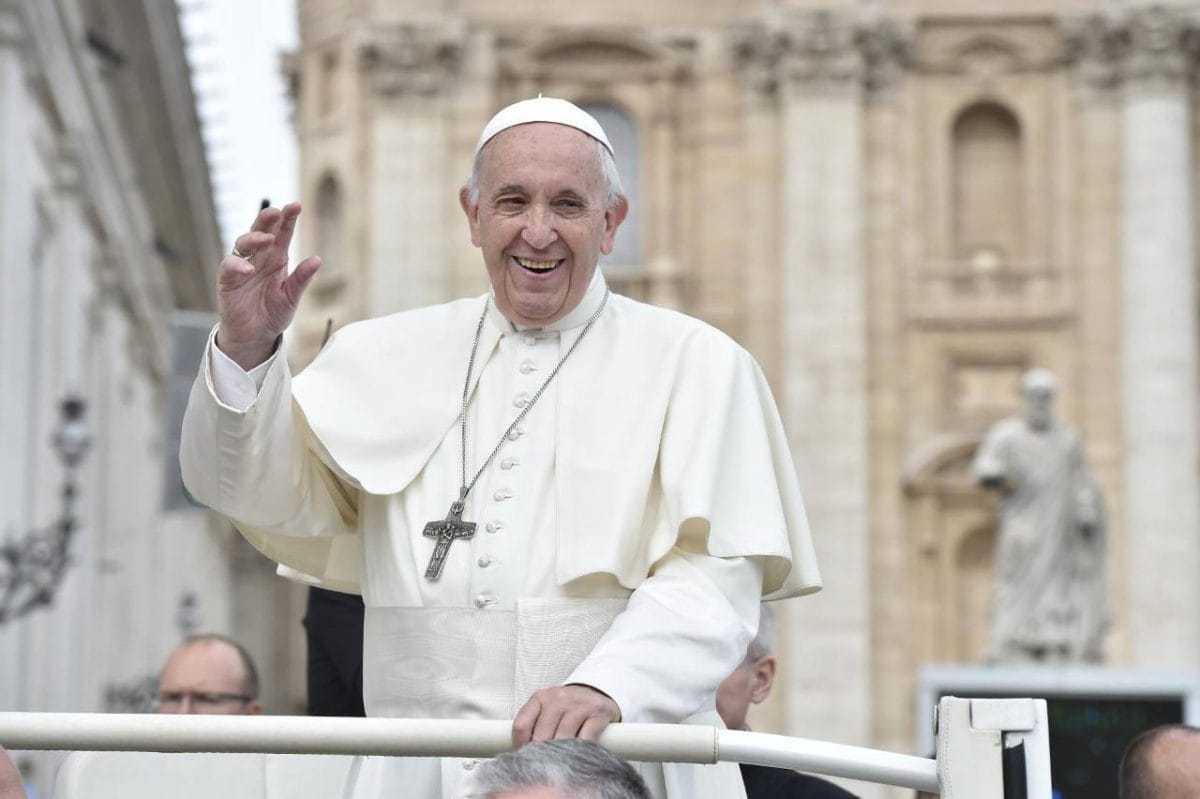 papa francisc, internat în spital - are o infecție respiratorie