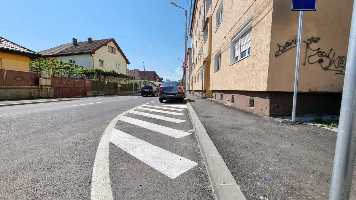 foto zeci de locuri de parcare desființate în ștrand - locuitorii din zonă sunt revoltați - “au hașurat asfaltul”