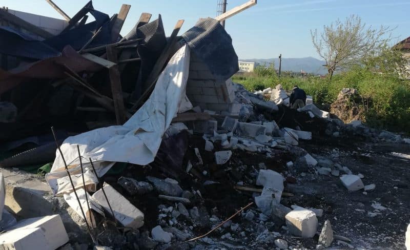 FOTO Primăria a demolat o casă construită ilegal pe strada Trifoiului - Cum explică municipalitatea acțiunea foto primăria a demolat o casă construită ilegal pe strada trifoiului - cum explică municipalitatea acțiunea