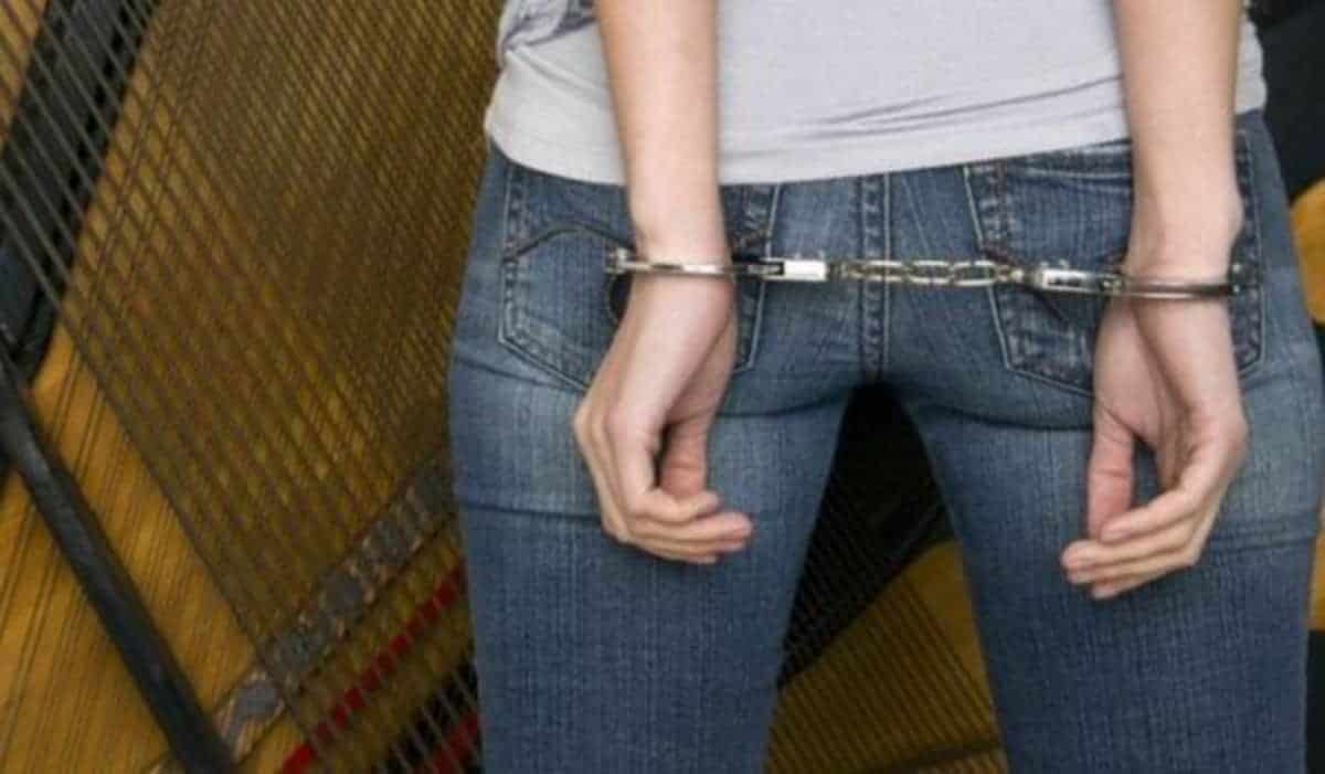 tânără de 19 ani arestată pentru că a înșelat o bătrână din sibiu