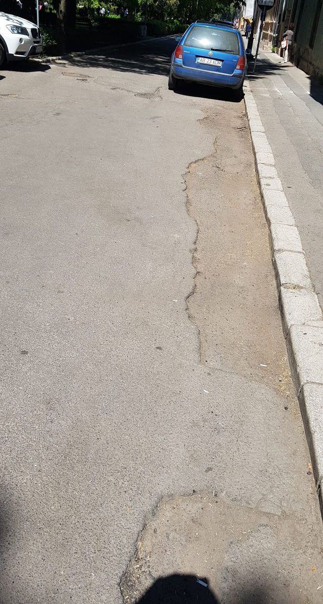 strada înfundată plină de gropi din centrul sibiului pe care ambulanțele își nenorocesc suspensiile