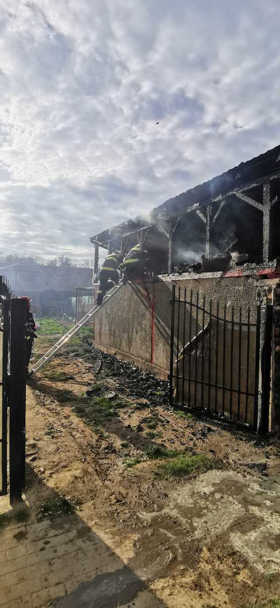 update foto garaj în flăcări la hamba - intervin pompierii