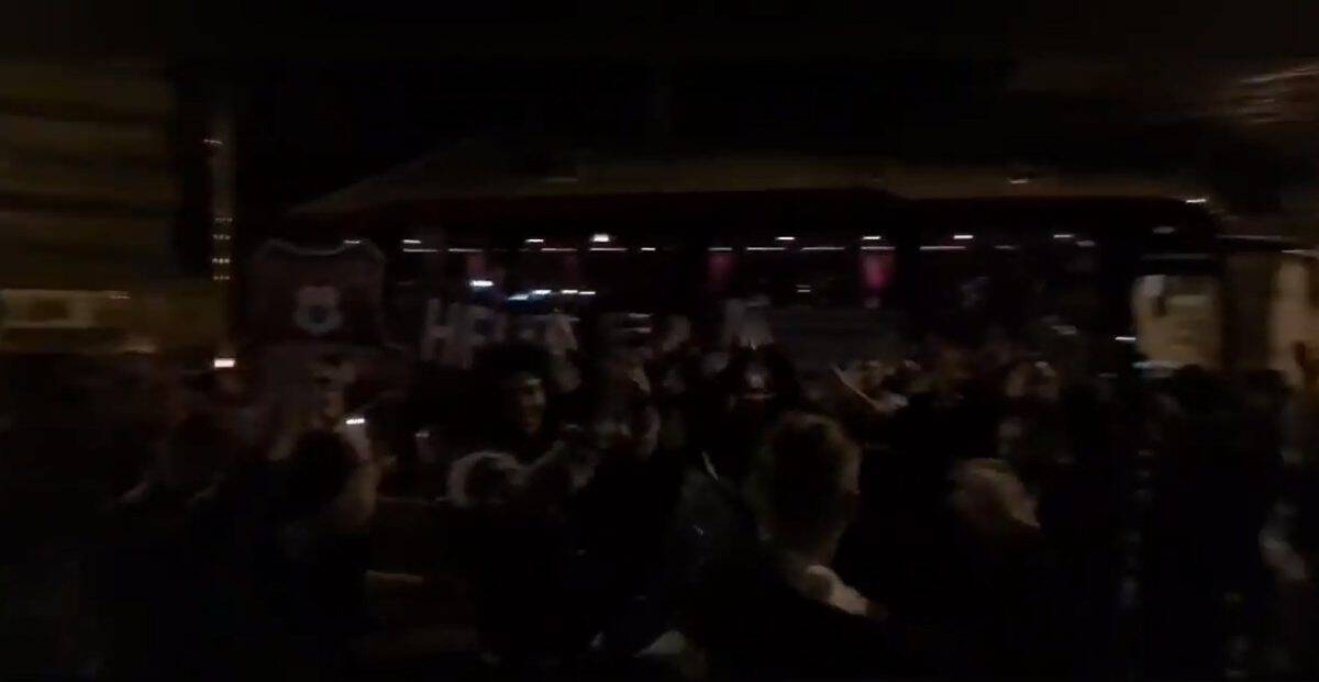 video jucătorii lui fc hermannstadt, așteptați ca niște eroi la sibiu după victoria cu u cluj - zeci de fani i-au ovaționat în toiul nopții