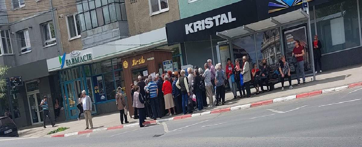 Organizare ca la Tursib - Pensionarii fac coadă în fața Agentiei de pe Calea Dumbrăvii ca să își preschimbe cardurile organizare ca la tursib - pensionarii fac coadă în fața agentiei de pe calea dumbrăvii ca să își preschimbe cardurile