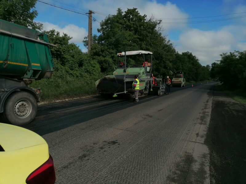 foto se toarnă asfalt nou pe dn 7, între veştem şi boiţa