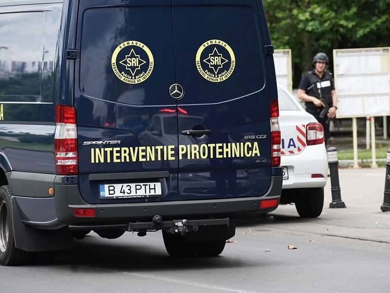alertă cu bombă într-un centru comercial din bucurești. a început evacuarea persoanelor, pirotehniștii fac verificări