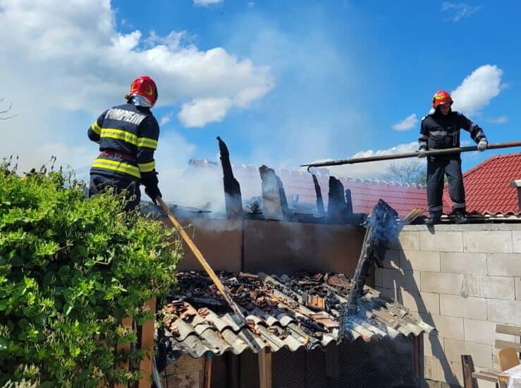 foto gospodărie mistuită de flăcări la miercurea sibiului - douăzeci de găini salvate în ultima clipă de pompieri