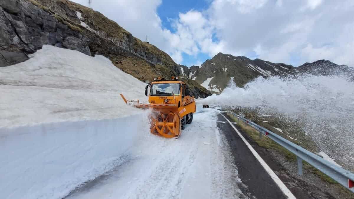video: deszăpezirea transfăgărășanului continuă - drumarii estimează că se deschide înainte de 1 iulie