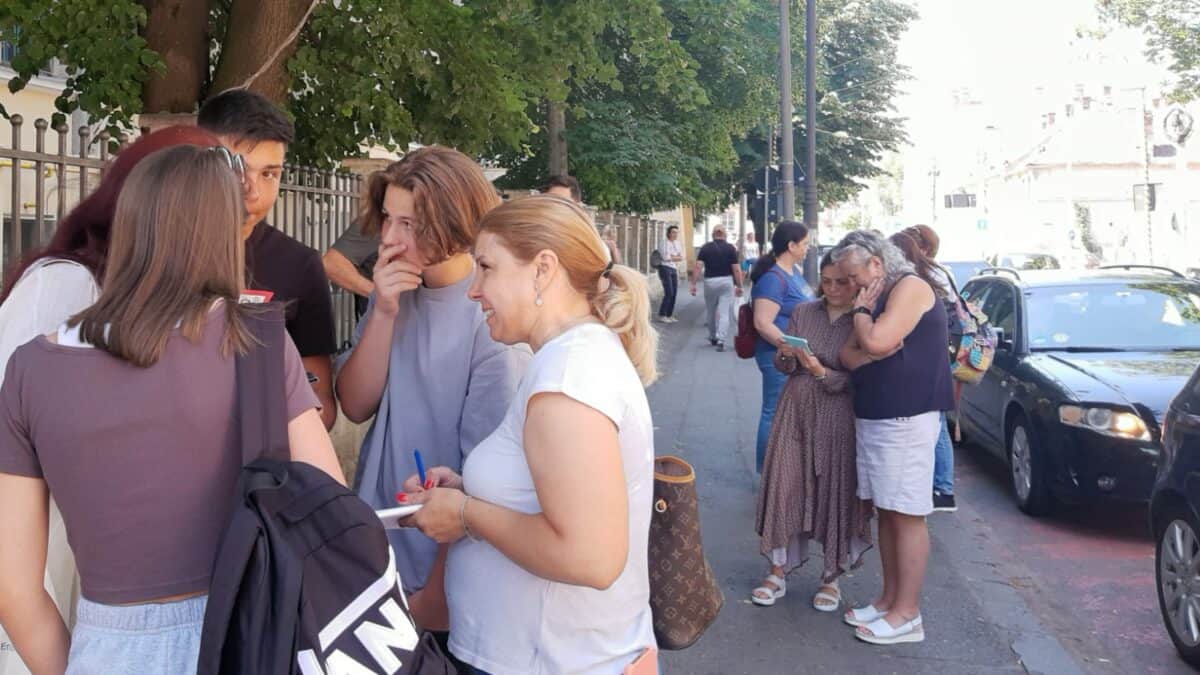 foto focurile examenelor la evaluarea națională la sibiu - elevii sibieni, după a doua probă: “s-au adunat emoțiile cu presiunea părinților”