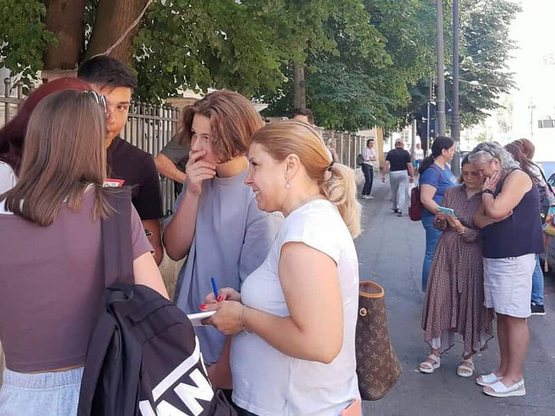 foto focurile examenelor la evaluarea națională la sibiu - elevii sibieni, după a doua probă: “s-au adunat emoțiile cu presiunea părinților”