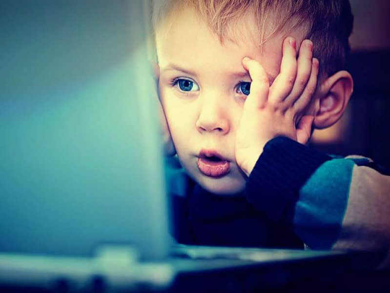 românia în topul tărilor unde copiii petrec cel puțin 6 ore pe internet