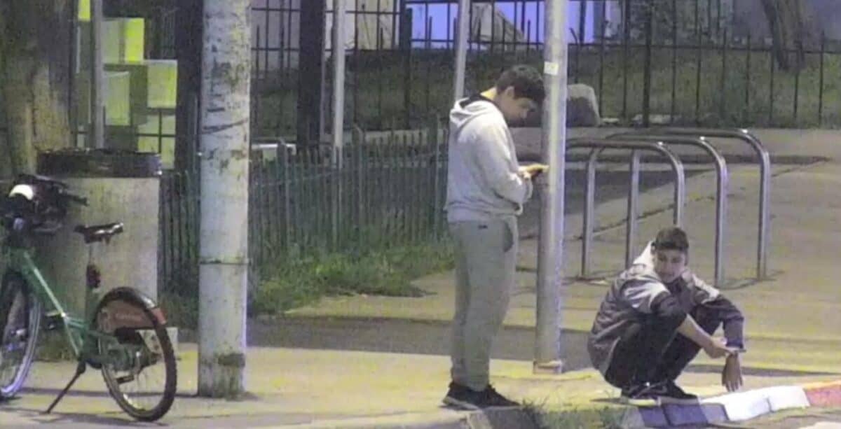 tineri căutați de poliție după ce au furat 1.400 lei din cinci aparate de cafea din sibiu