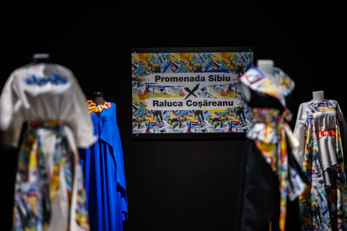 sibienii sunt invitați să descopere synergia, colecția proprie de haine promenada sibiu, în cadrul unei expoziții creative