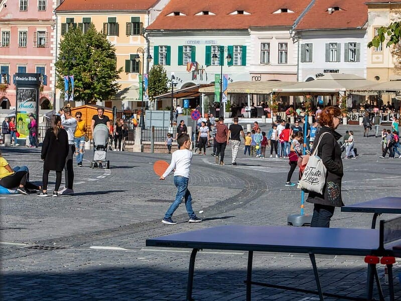 foto primăria sibiu încurajează mersul pe jos sau pe bicicletă: accesul cu mașina în centrul istoric va fi interzis