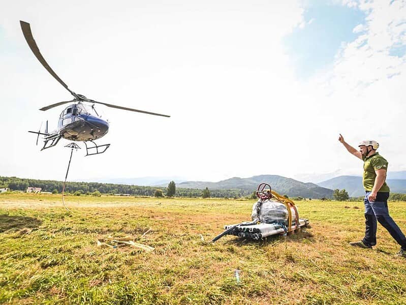 foto un elicopter a transportat 6 tone de materiale destinate semnalizării traseelor din munții făgăraș