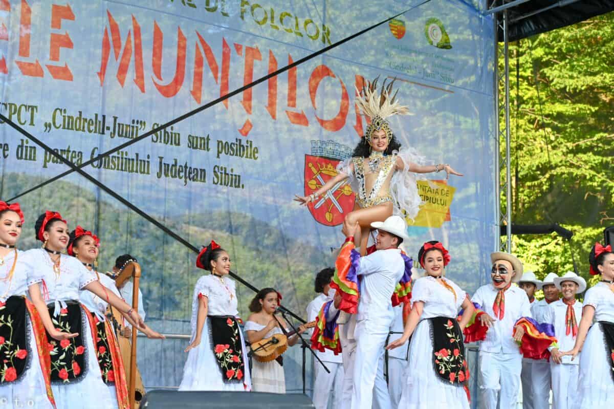 show incendiar „loredana & junii sibiului”, duminică la „cântecele munților”