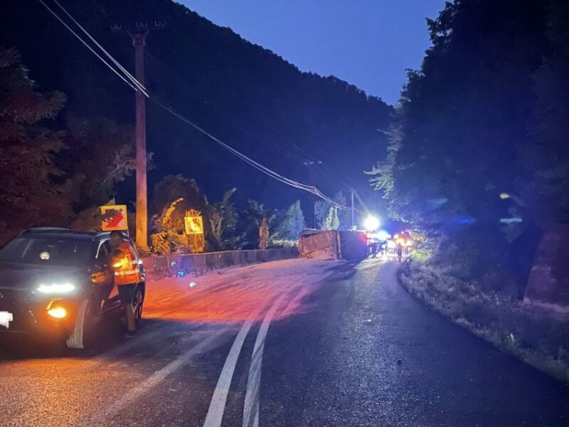 accident pe valea oltului la călimănești - două persoane sunt rănite