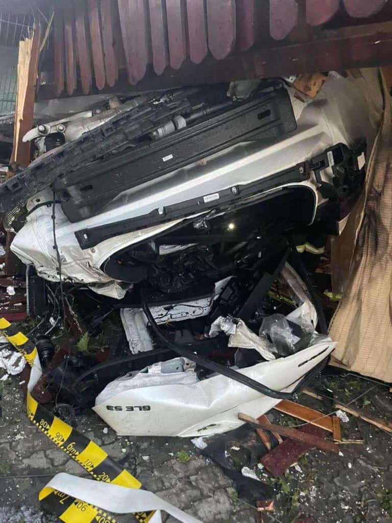 video foto un tânăr din sibiu a zburat cu mașina printr-un giratoriu la constanța - bolidul a luat foc