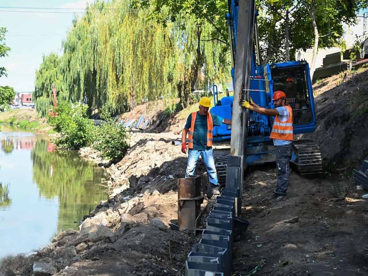 foto lucrările de amenajare a malurilor cibinului - a fost finalizată structura de rezistență a pistelor pentru biciclete